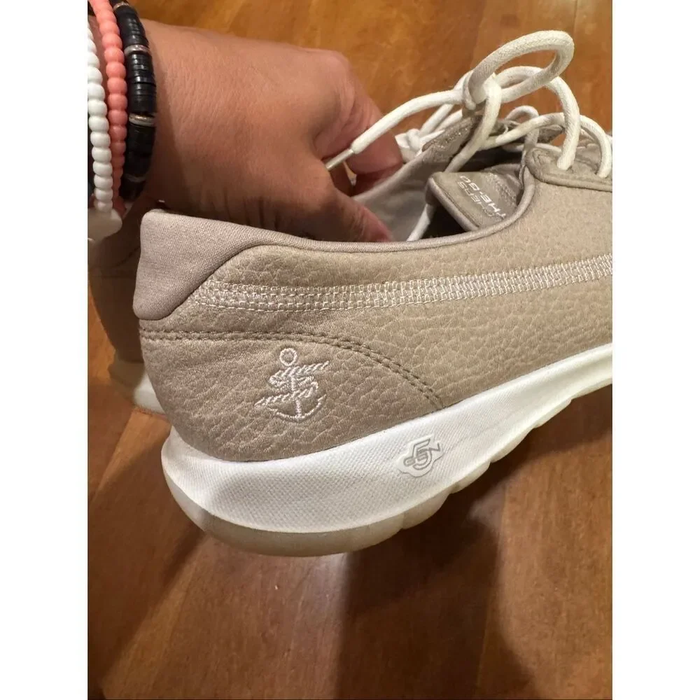 Woman’s well loved Skechers size 10